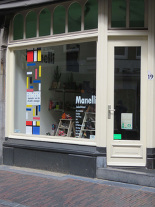 833707 Gezicht op de winkelpui van het pand Zadelstraat 19 (Schoenwinkel Manelli) te Utrecht. De etalage is gedecoreerd ...